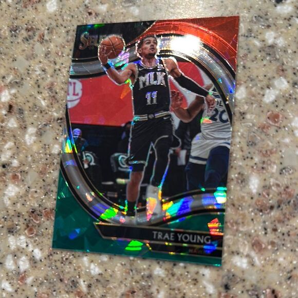 Panini NBA Trading Card - Trae Young Holographic courtside mint condition - Picture 2 of 4